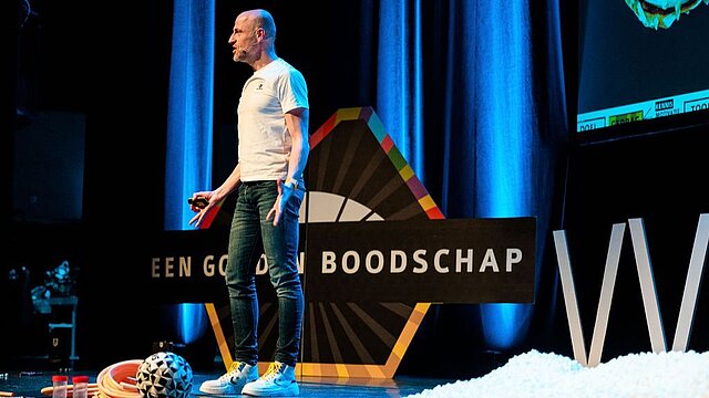 Foto van Henk-Jan Koershuis met gouden boodschap