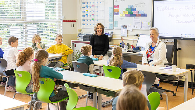 Burgemeester Inge Nieuwenhuizen voor een klas met kinderen