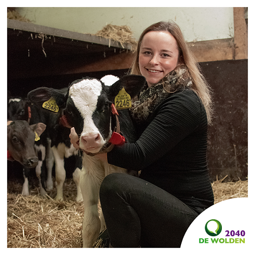 Foto van Christine Wildvank die een kalf knuffelt