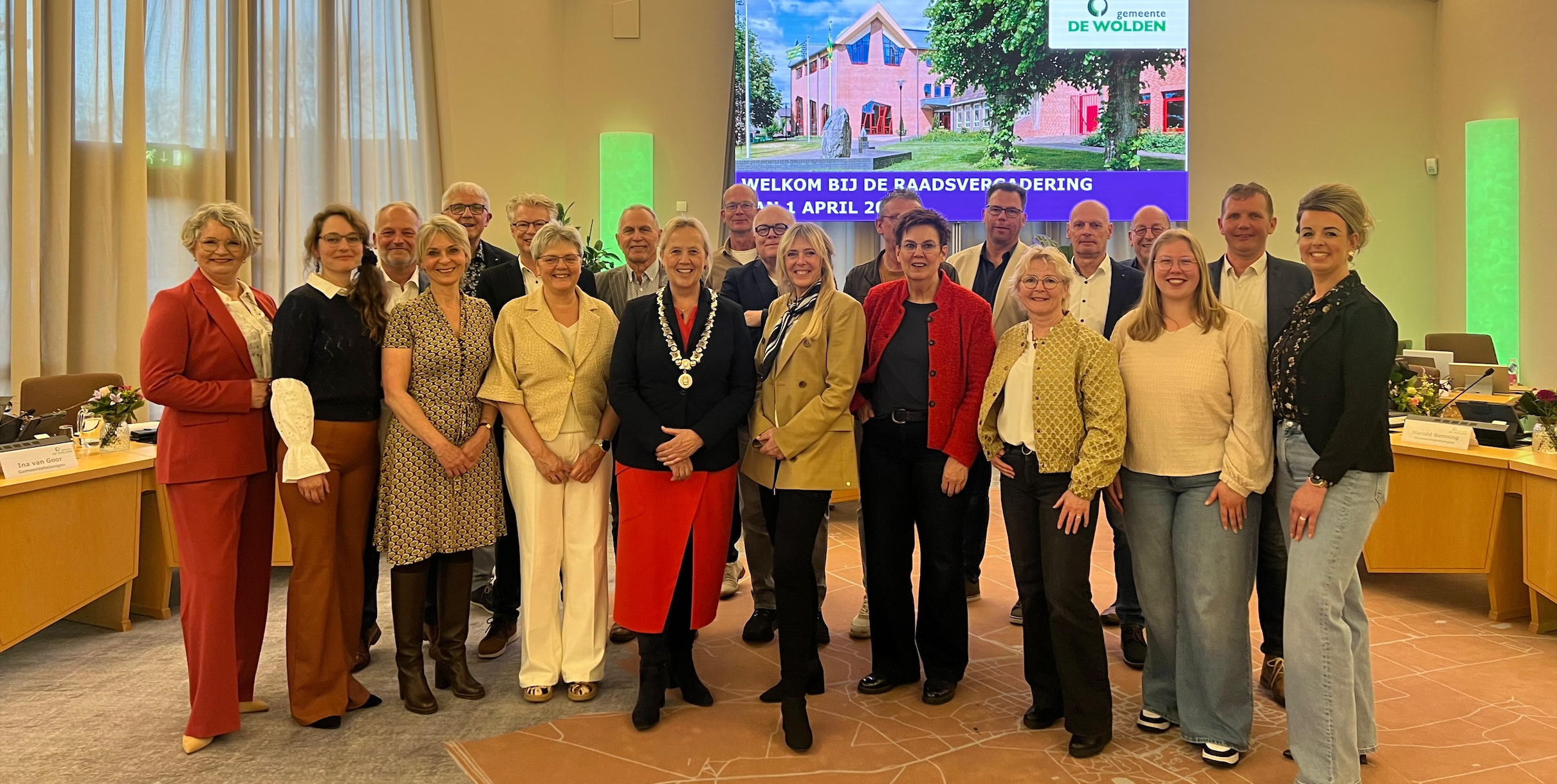 Groepsfoto van de gemeenteraad in de raadzaal