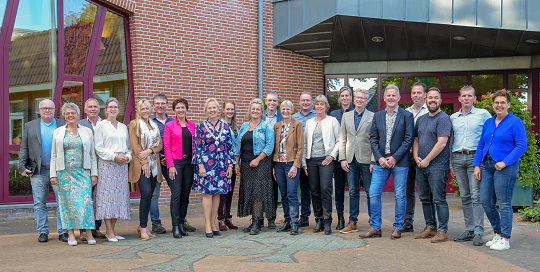 Groepsfoto van de gehele raad voor het gemeentehuis in Zuidwolde