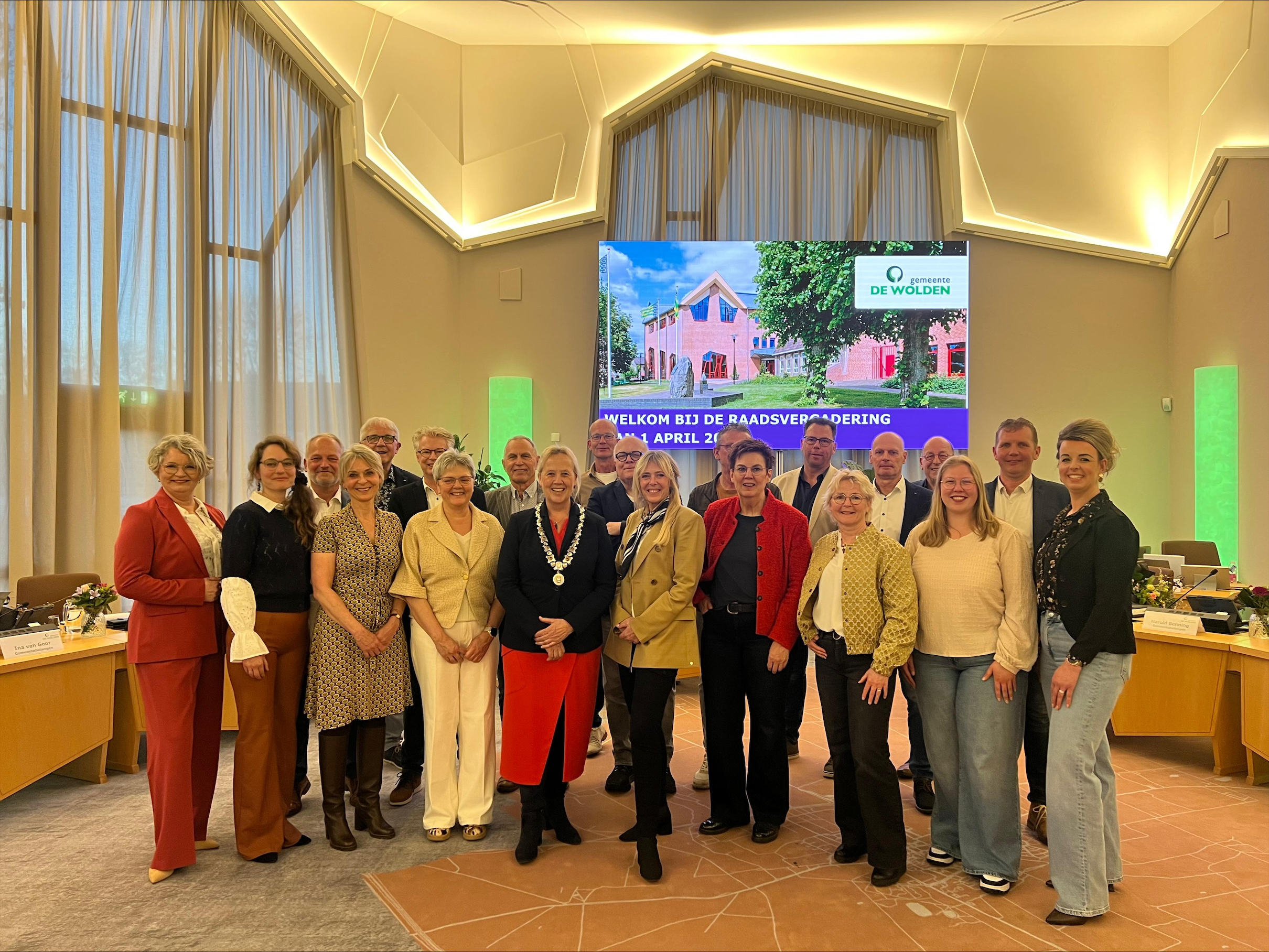 Groepsfoto van de hele gemeenteraad en de burgemeester